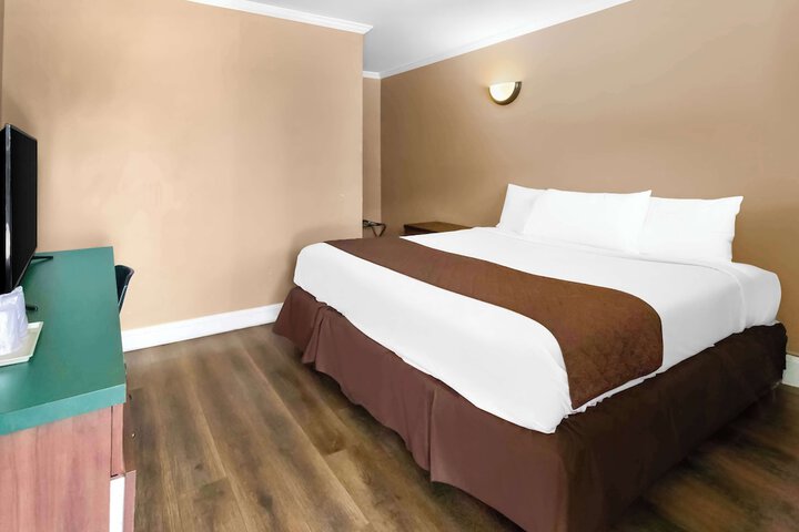 1 King Bed (4 of 14)