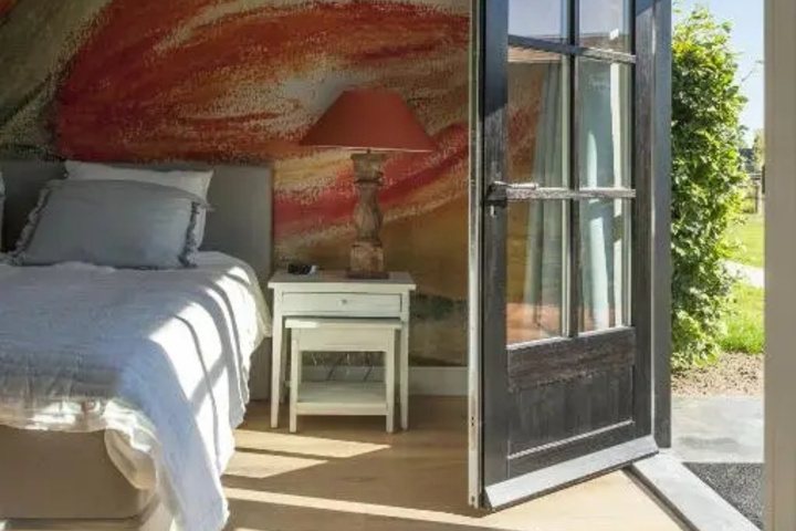 Room 5 of 8