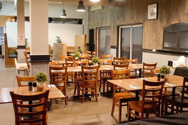 Dining 6 of 8