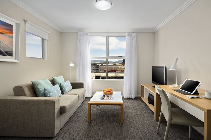 Room 6 of 18