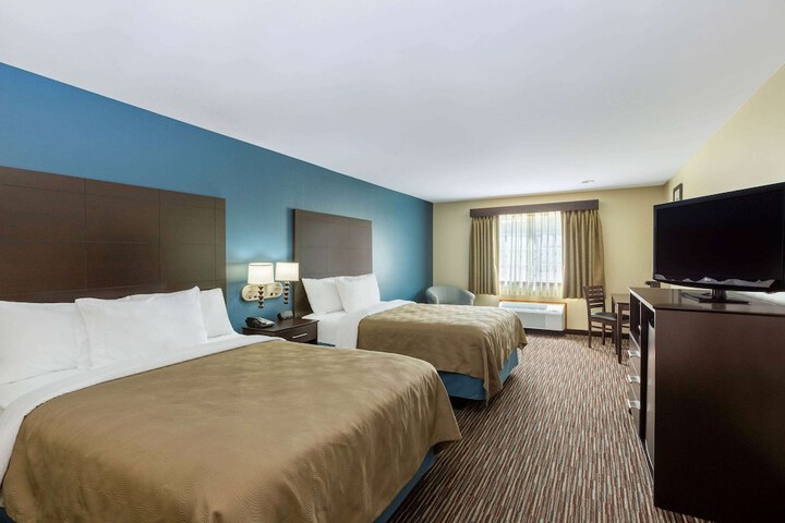 2 Queen Beds (6 of 7)