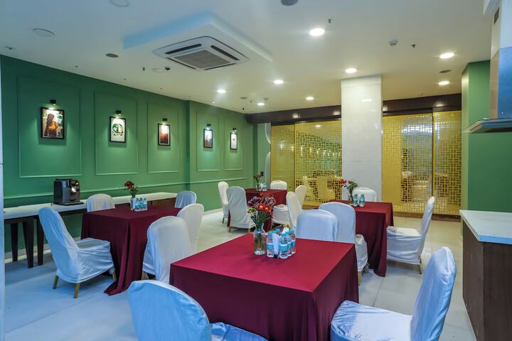 Ballroom/Hall 116 of 137