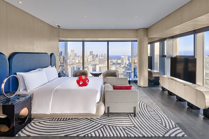 Room 3 of 77