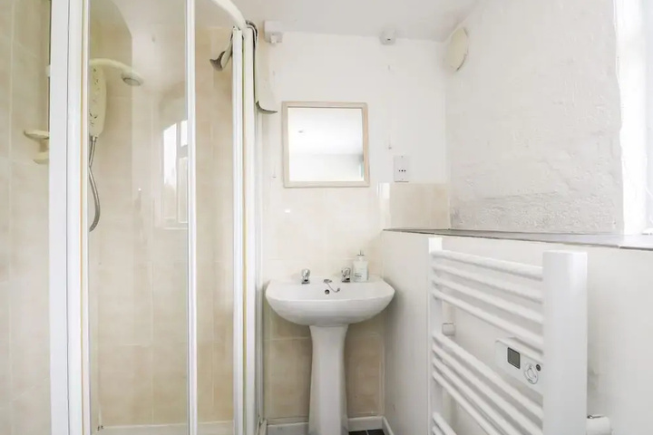 Room 7 of 12