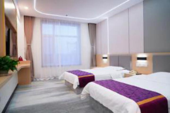 Room 6 of 8
