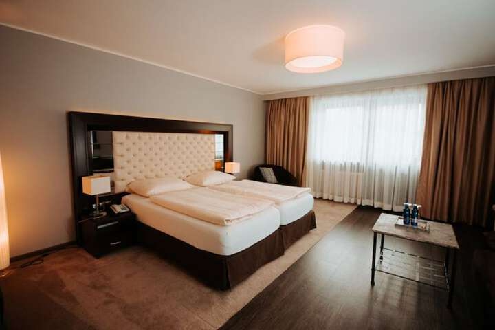 Room 6 of 63