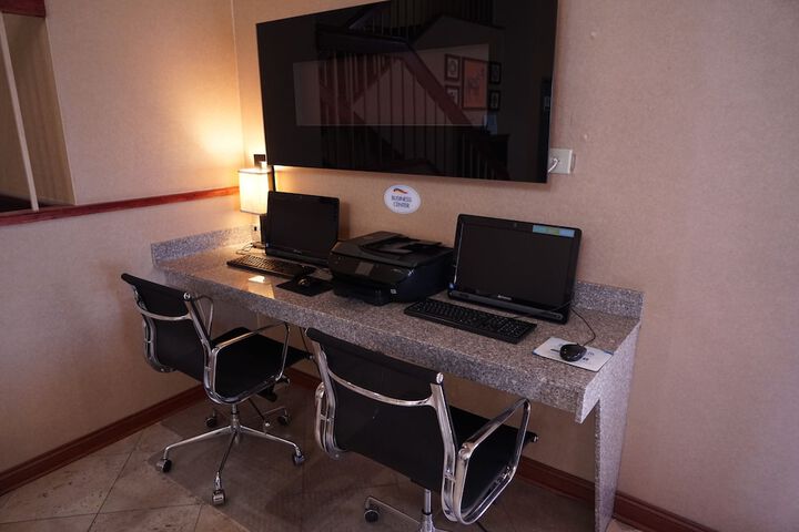 Business Center 63 of 66