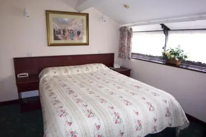 Room 4 of 9