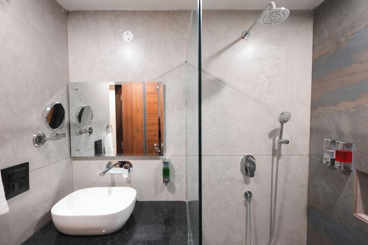Room 9 of 11