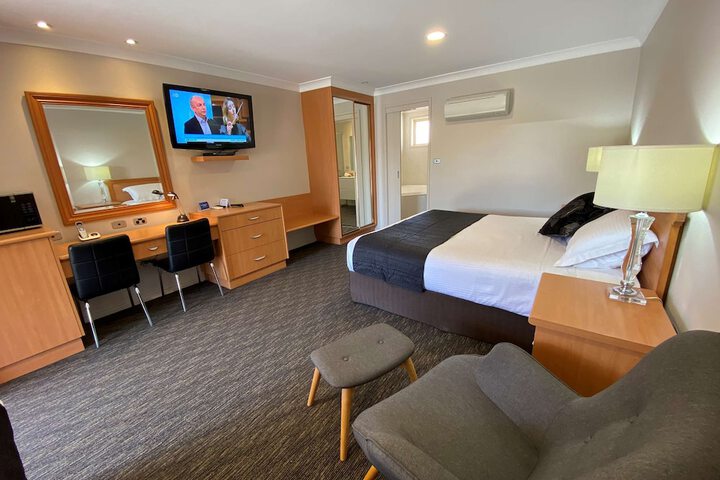 Room 32 of 106
