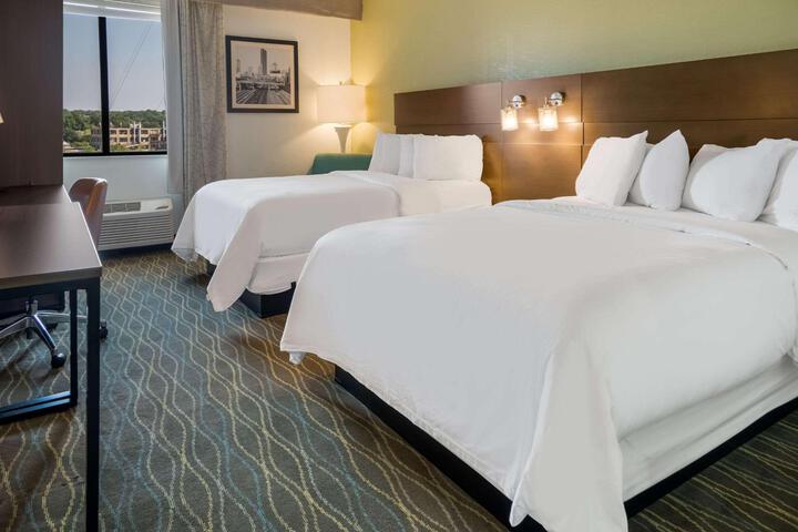 1 Queen Bed Accessible (4 of 19)