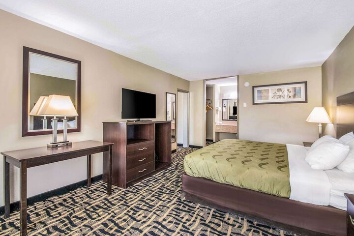 1 King Bed Accessible (8 of 21)