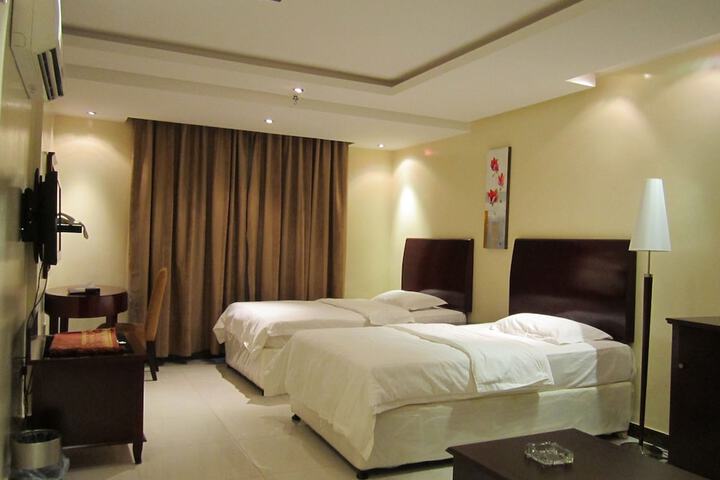 Room 10 of 16