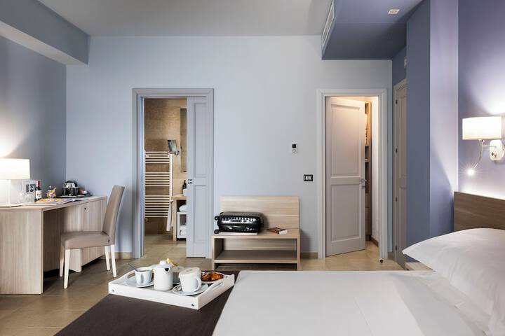 Room 42 of 101