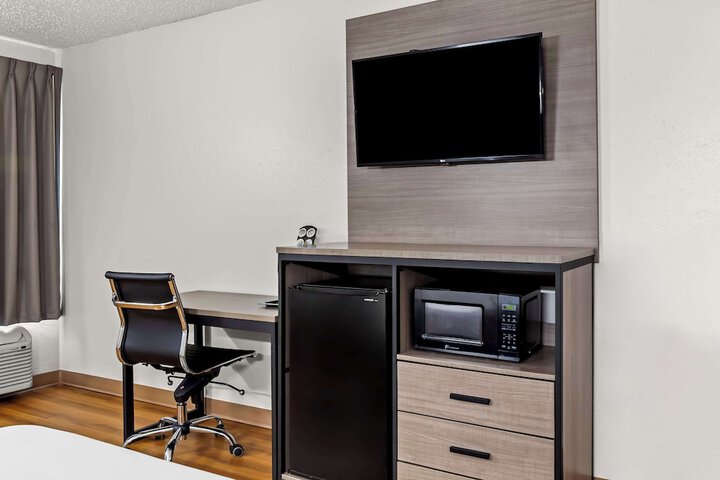 Queen Bed Accessible (12 of 13)