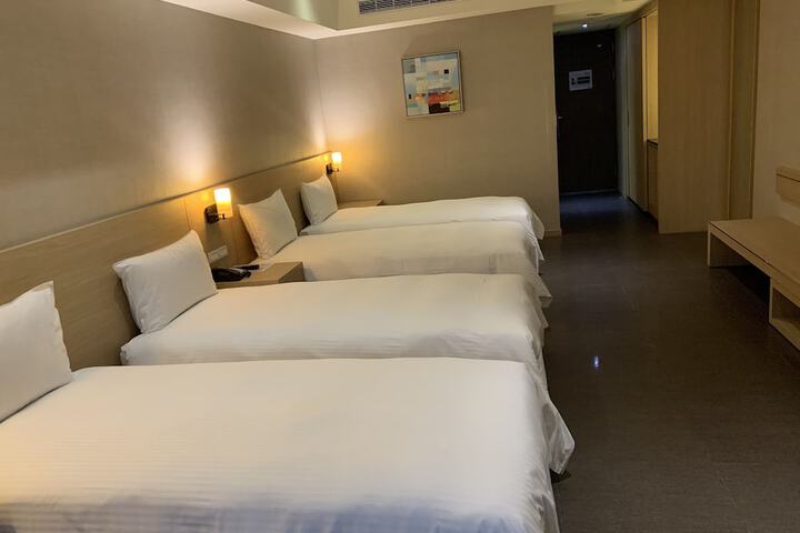 Room 26 of 120