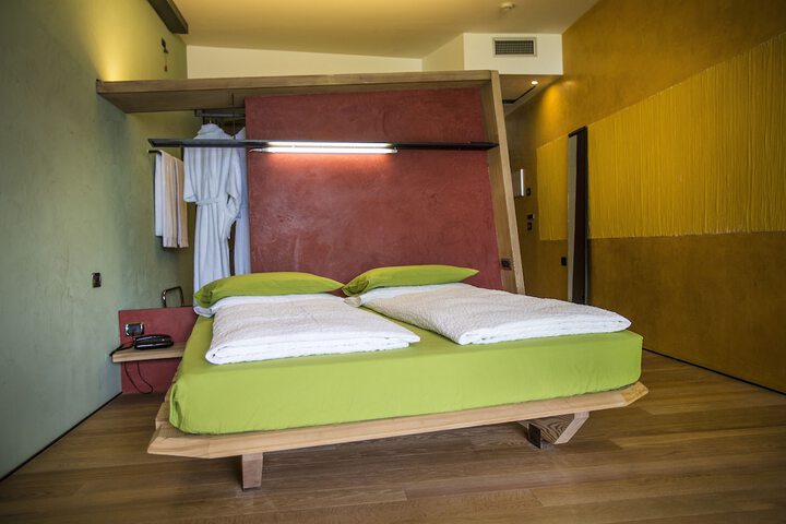Room 18 of 95
