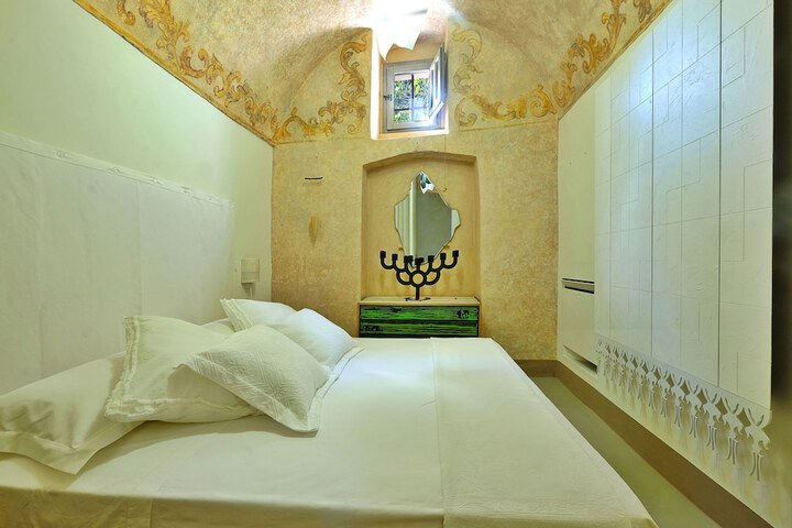 Room 9 of 49