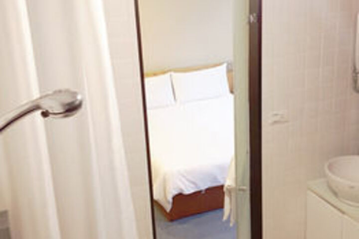 Room 4 of 33