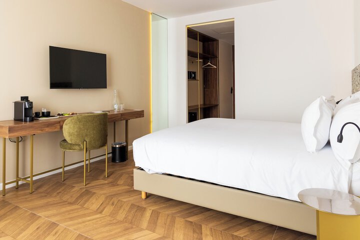 Room 16 of 37