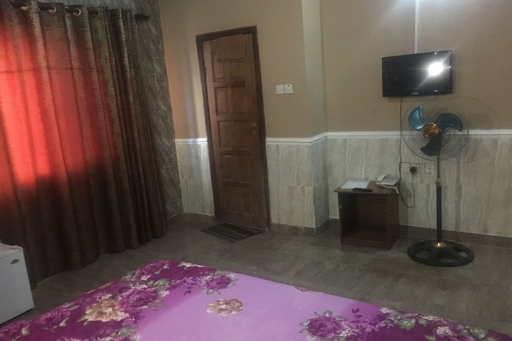Room 13 of 37