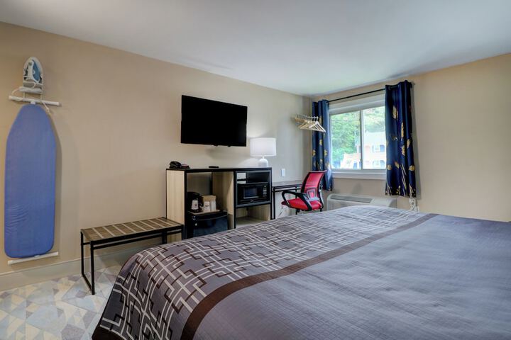1 King Bed (8 of 8)