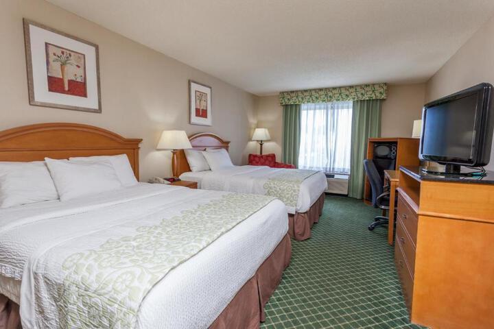1 Queen Bed (4 of 10)