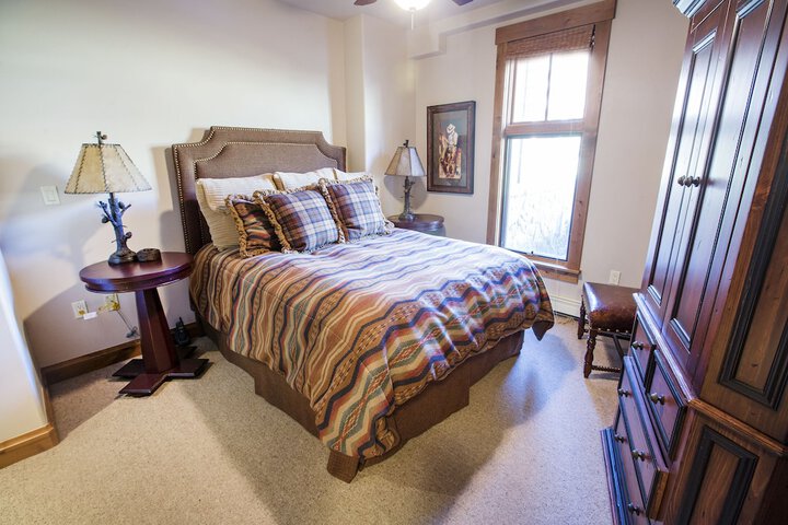 Room 25 of 174