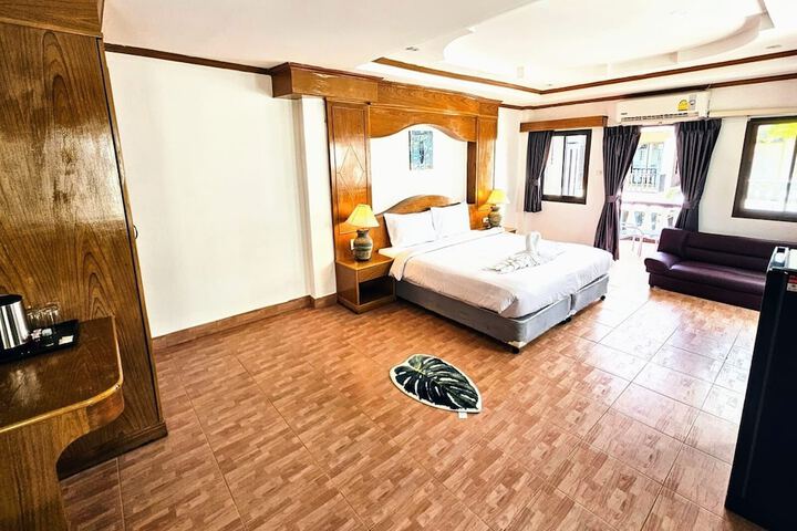 Room 4 of 16