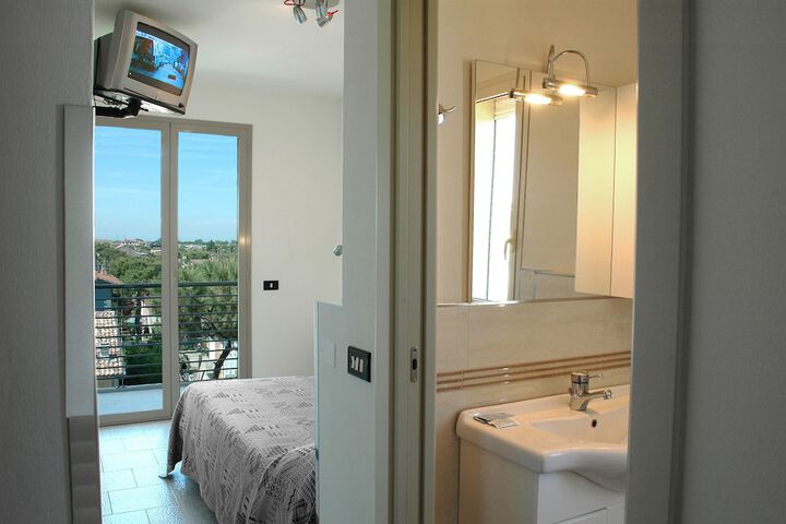 Room 8 of 61