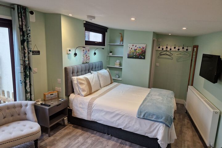 Room 2 of 28