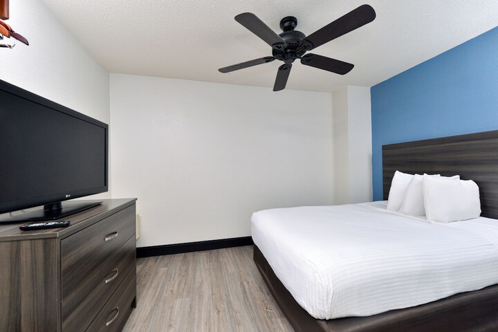2 Double Beds Microwave and Refrigerator Flat Screen Television Work Desk High Speed Internet Accessible Continental Breakfast (20 of 32)