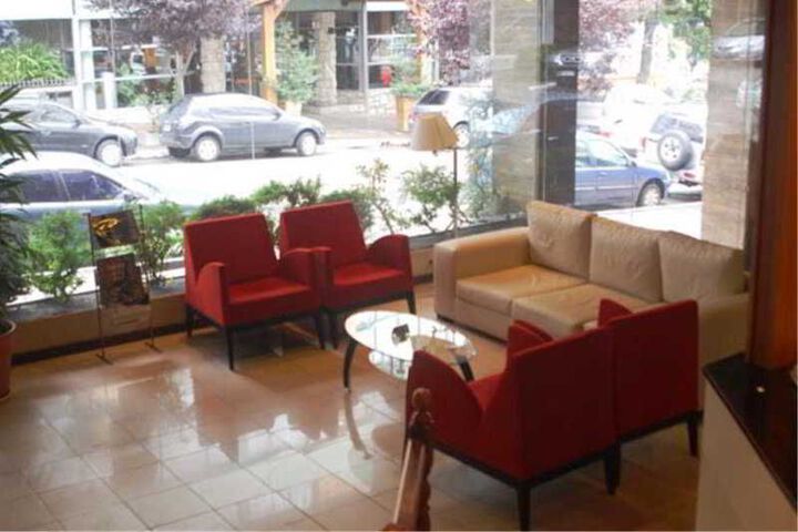 Lounge 5 of 6