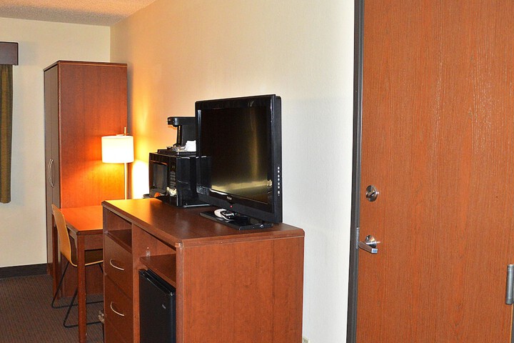 1 Queen Bed Accessible Room (9 of 9)