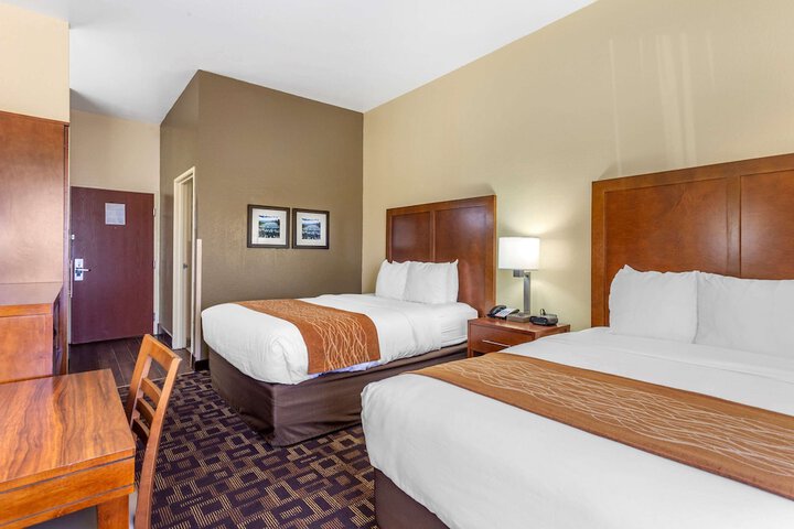 2 Queen Beds (2 of 9)