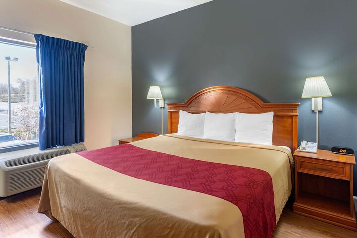 1 King Bed (4 of 5)