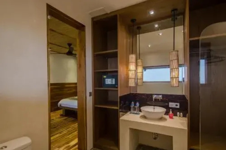 Room 8 of 16