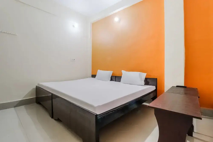Room 6 of 10