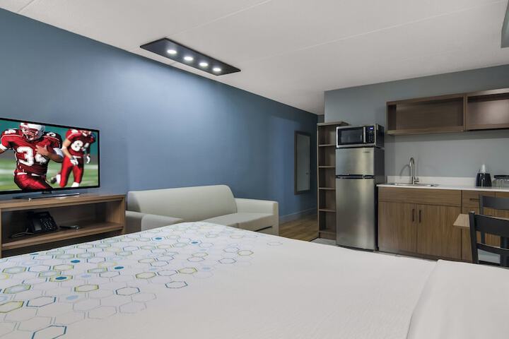 Studio King Bed (7 of 7)