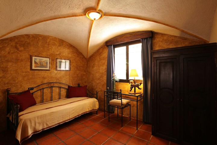 Room 6 of 35