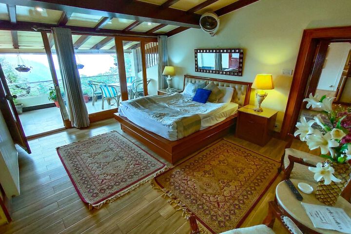Room 9 of 16
