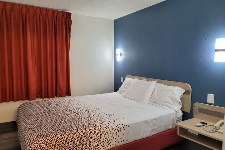 1 Queen Bed (18 of 19)