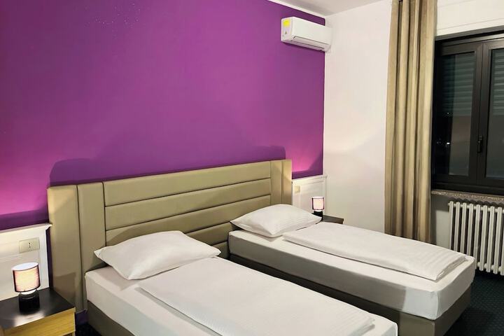 Room 4 of 9