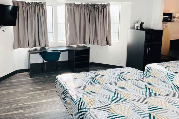 1 Queen Bed (8 of 16)
