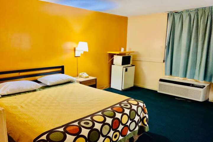 1 Queen Bed (1 of 7)