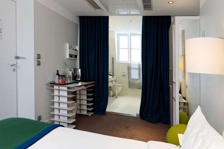 Room 10 of 34