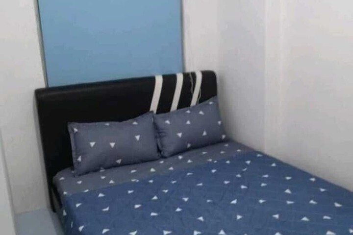 Room 6 of 8