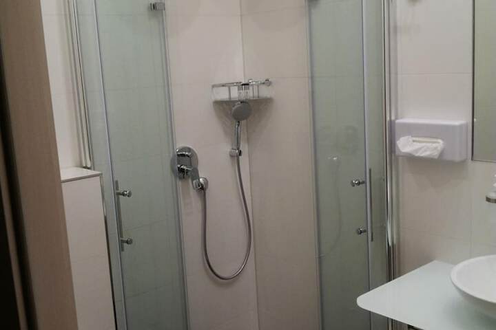 Room 30 of 77