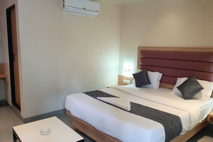 Room 6 of 13