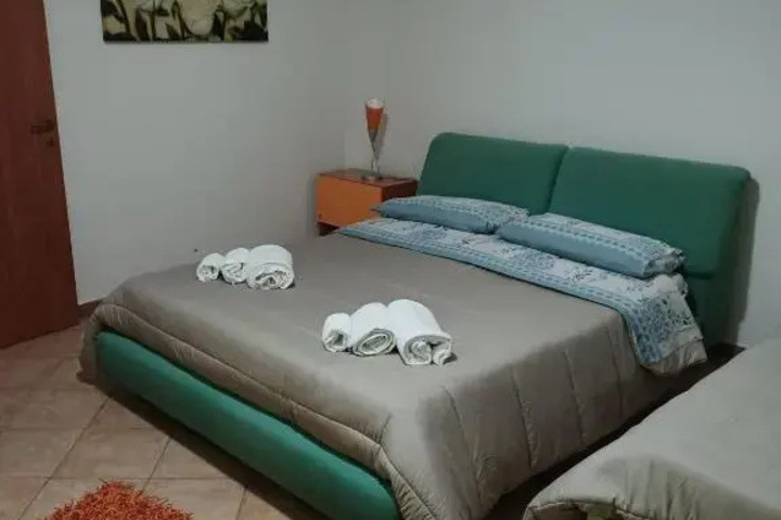 Room 2 of 6